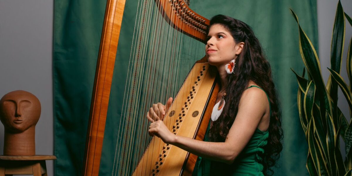 Priscila Gama arpa e voce